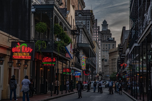 Foto van de uitgaansstraat Bourbon Street in New Orleans